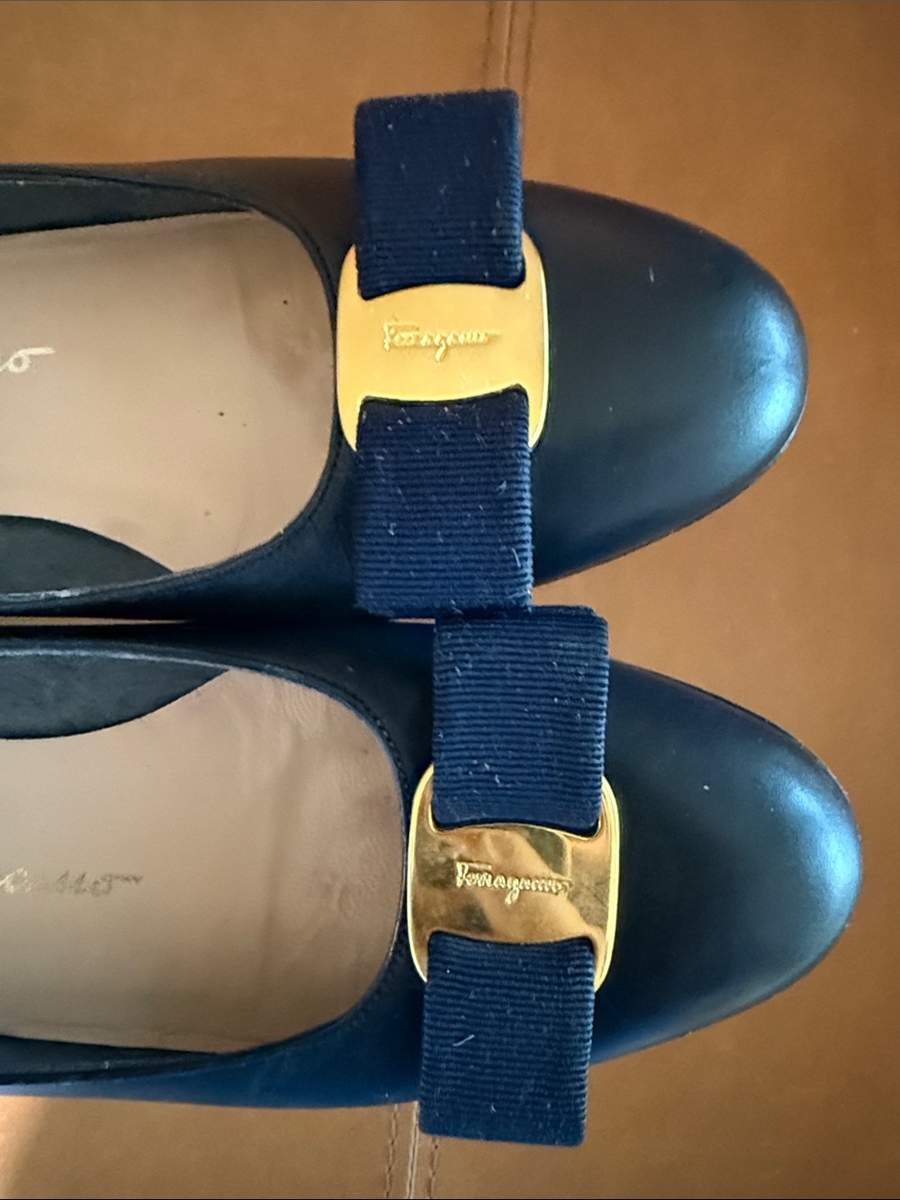 vintage Salvatore Ferragamo Vara pumps in navy leather Sz 6C - Picture 8 of 8